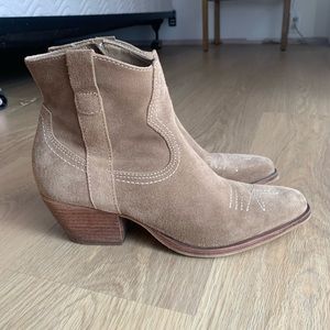 Dolce Vita Silma western boots in truffle suede